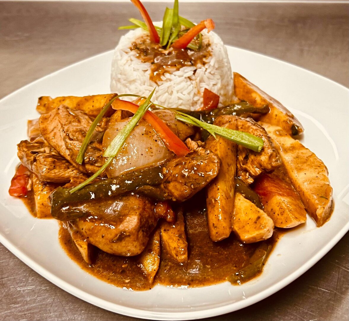 LOMO SALTADO DE POLLO AL WOK