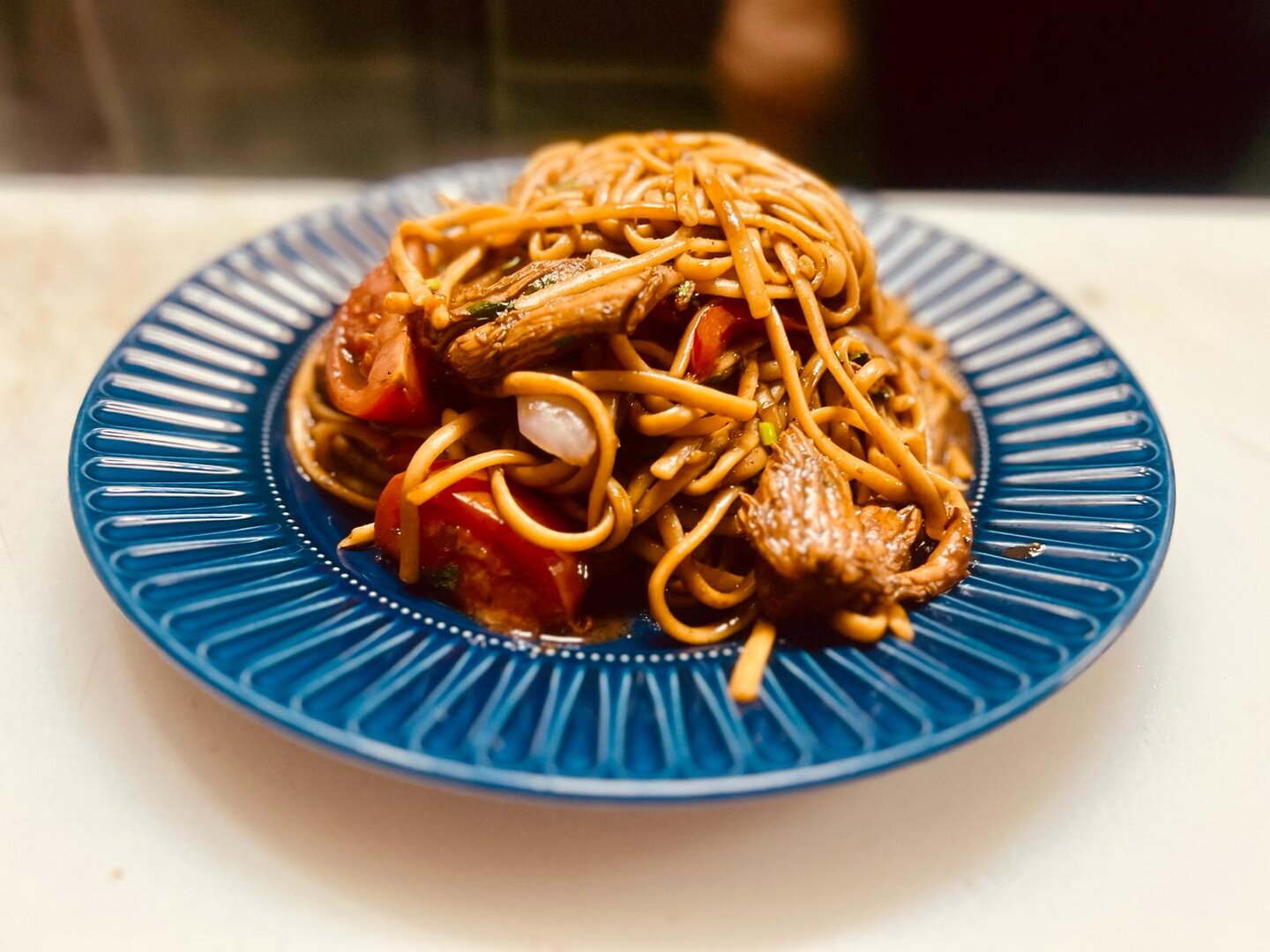 TALLARÍN SALTADO DE POLLO AL WOK